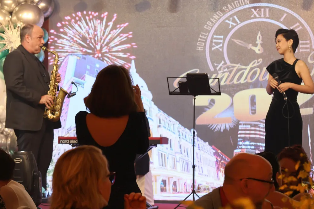 Khách quốc tế tham dự buổi tiệc Coudown tối 31.12.jpg