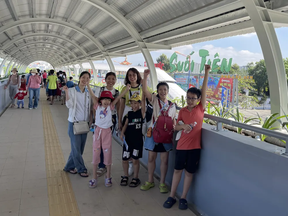 Khách vui chơi Suối Tiên.jpg