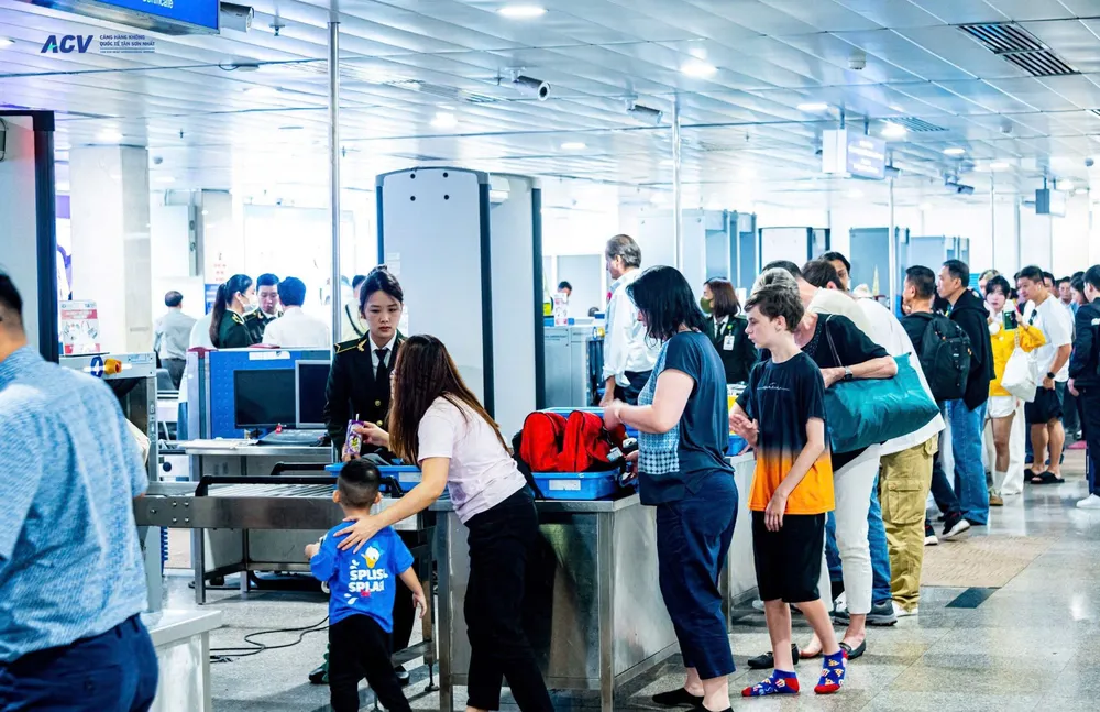 Ngươi dân, du khách làm thủ tục tại sân bay TSN ngày 1.1.jpg
