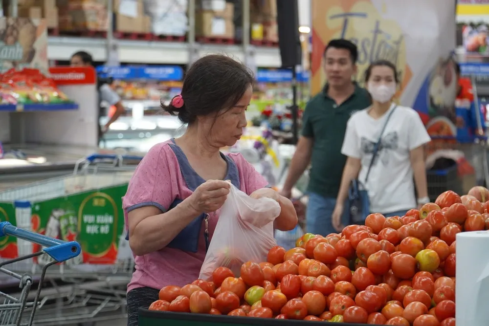 NTD chọn mua cà chua tại một siêu thị ở TP Thủ Đức.jpg