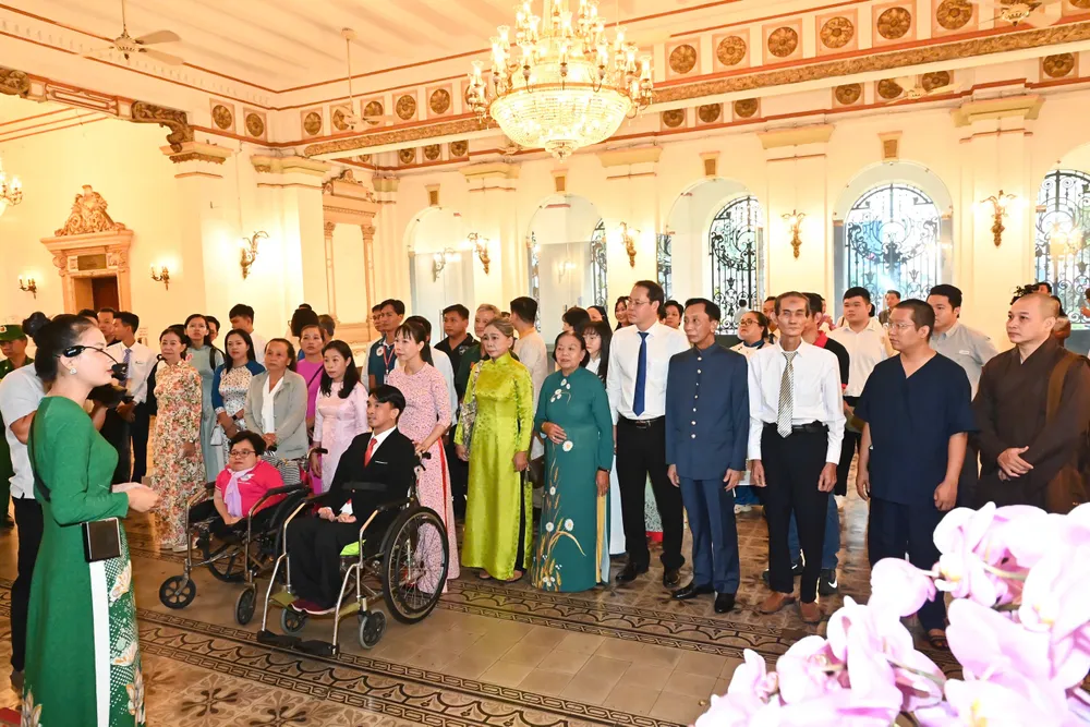 Đoàn những tấm gương thầm lặng mà cao cả tham quan Trụ sở HĐND.UBND TPHCM.jpg