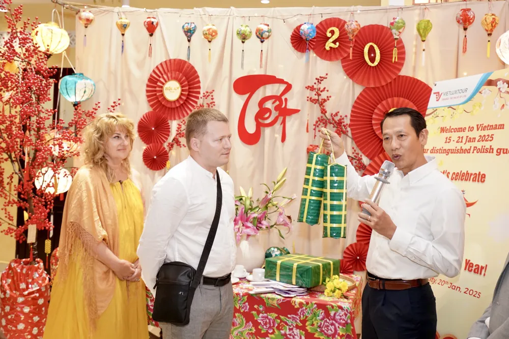 Đoàn khách Ba Lan háo hức trải nghiệm tết cổ truyền
