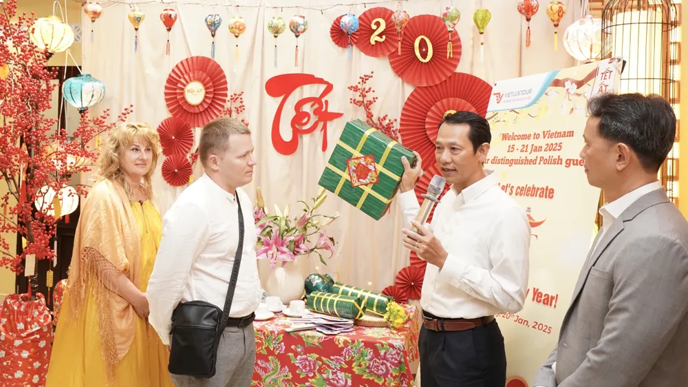 Khách Ba Lan tìm hiểu về bánh chưng.jpg