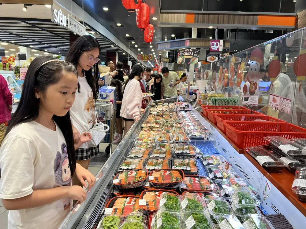 Khách mua tại AEON Mall B T.jpg