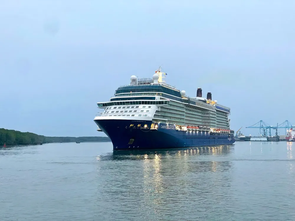 Đoàn khách tàu biển.jpg