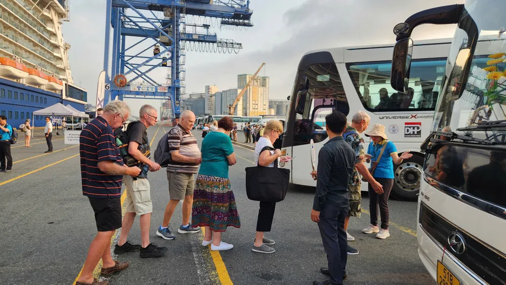 Khách tàu biển quốc tế chuẩn bị lên xe trung chuyển tham quan TPHCM.jpg