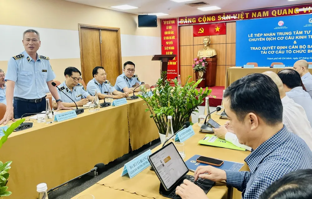 Mr Trương Văn Ba trao đổi.jpg