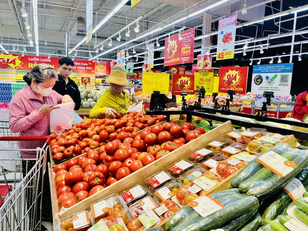 Khách mua rau quả các loại tại một siêu thị trên địa bàn quận Tân Phú.jpg