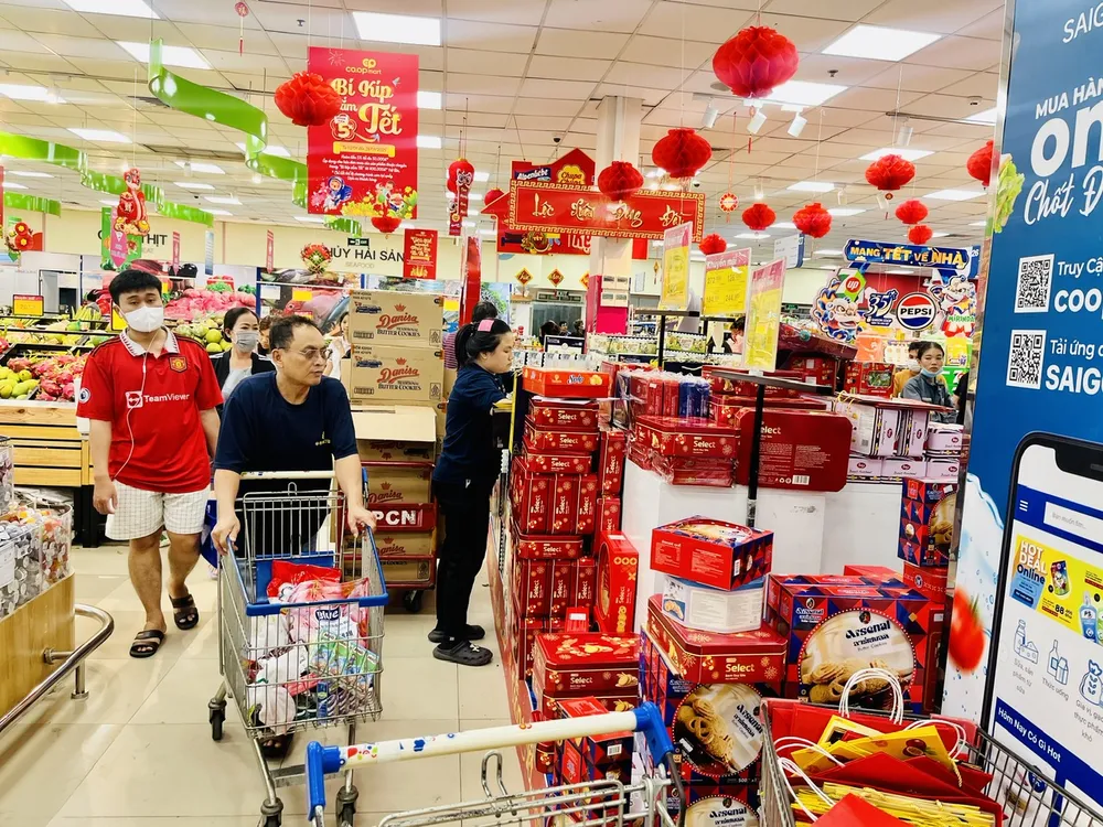 NTD chọn mua hàng hóa tại siêu thị.jpg