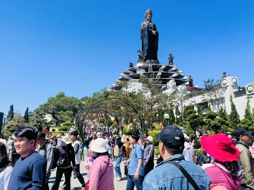 Khách tham quan núi Bà Đen.jpg