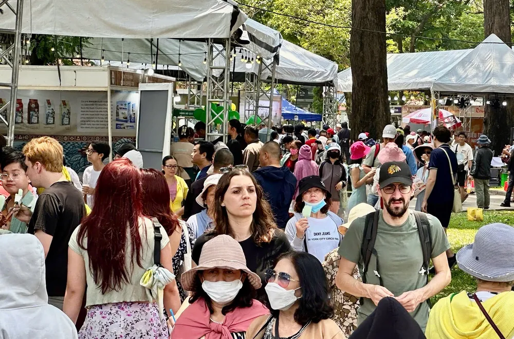 Đông đảo người dân, du khách đổ về lễ hội vào buổi chiều và tối 21.3.jpg