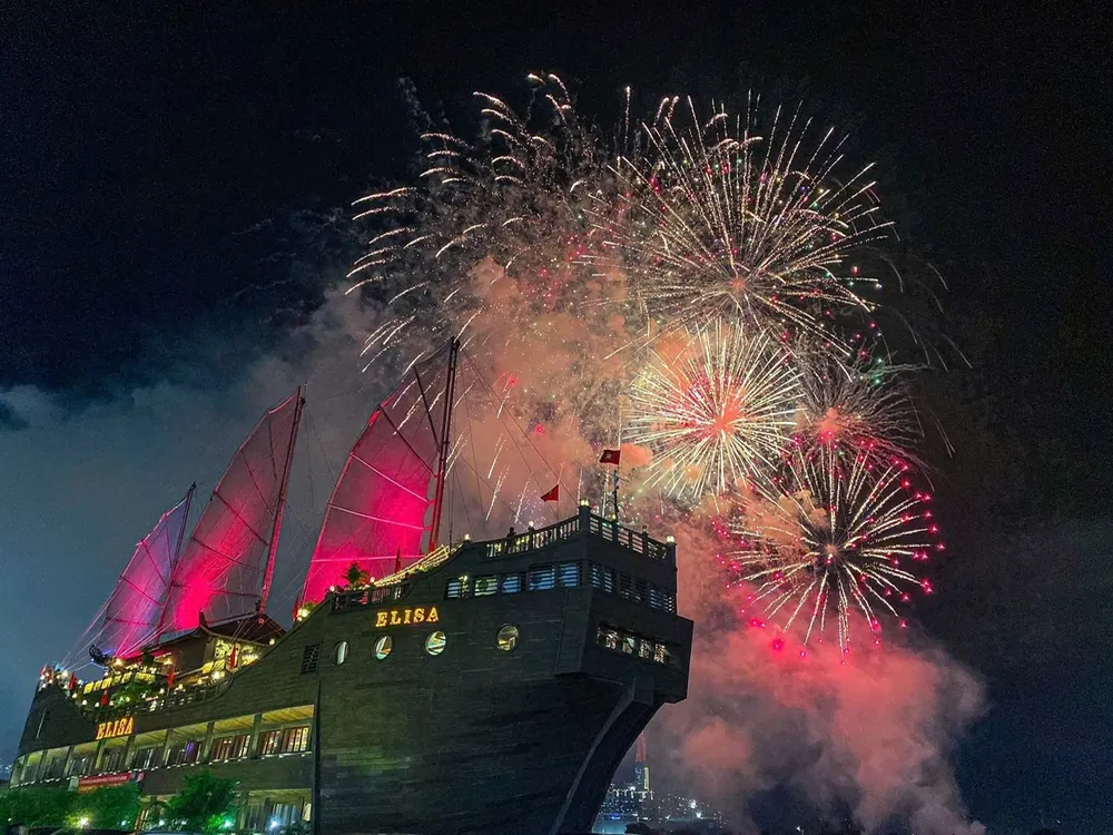 Từ tàu Elisa dễ theo dõi các tiết mục bắn pháo hoa trên sông Sài Gòn 