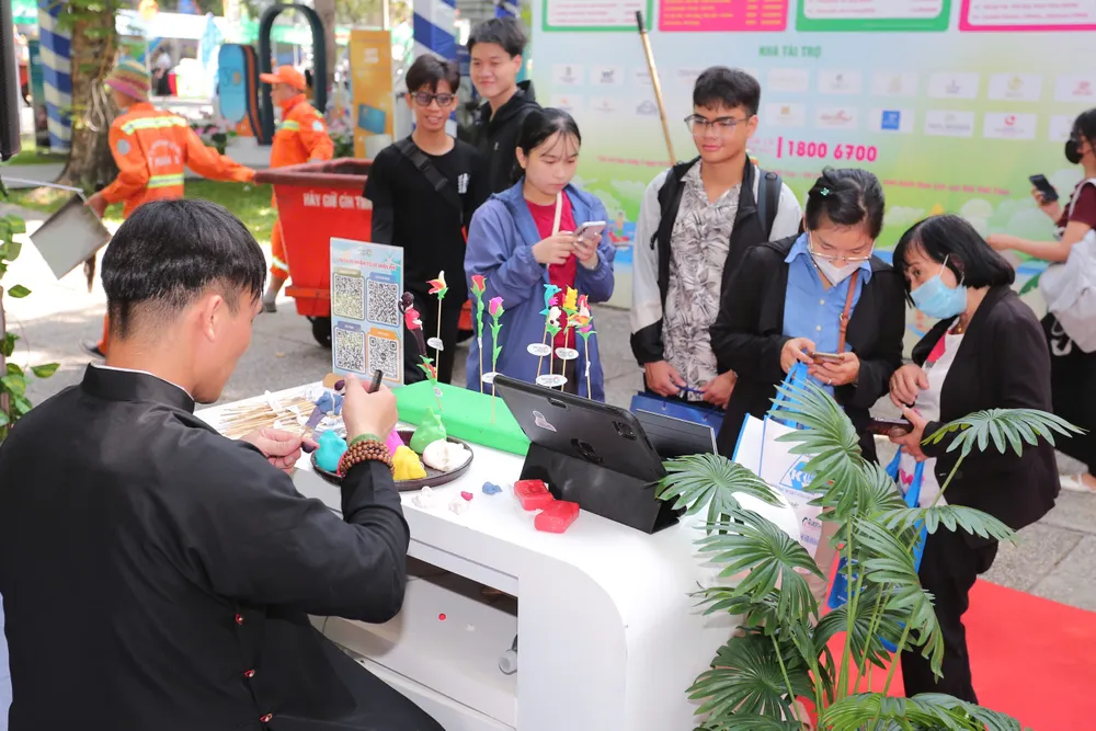 Gian hàng BenThanh Tourist thu hút khách.jpg