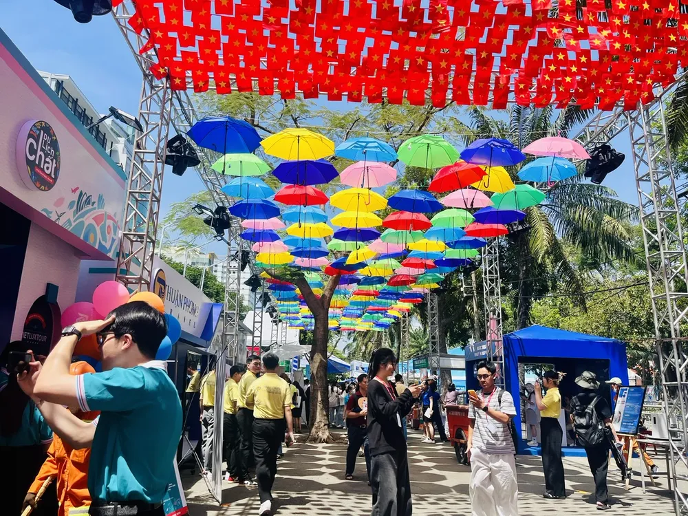 Khách check-in tại không gian Ngày hội Du lịch TPHCM