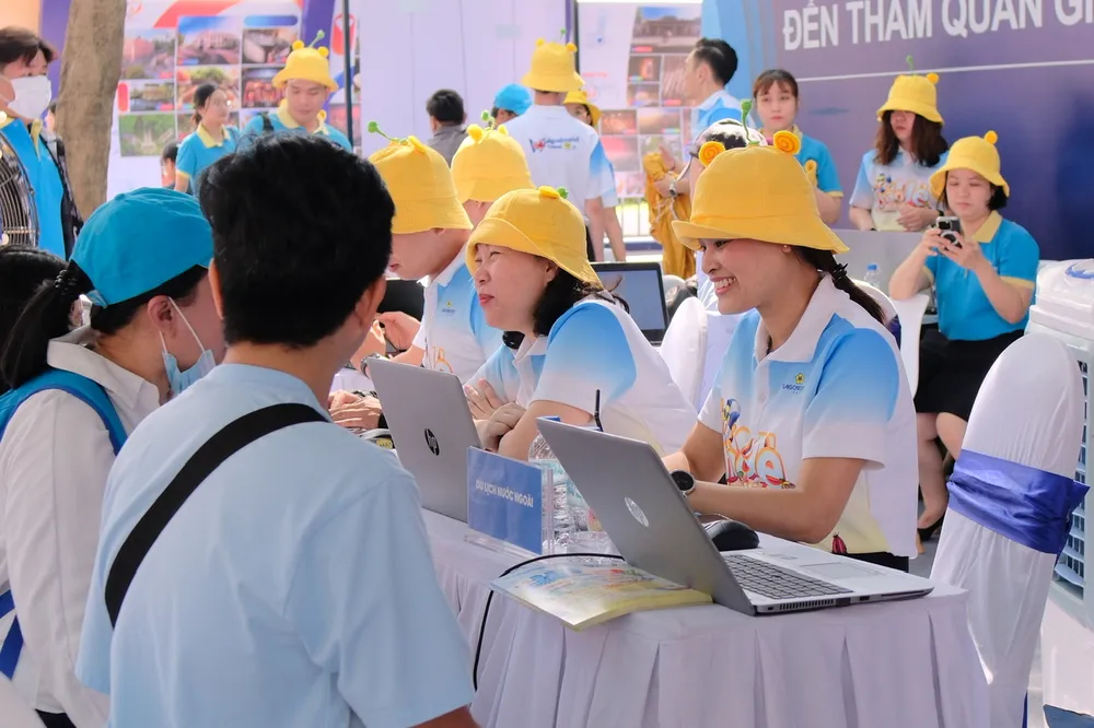 Khách mua tour tại gian hàng Saigontourist.jpg