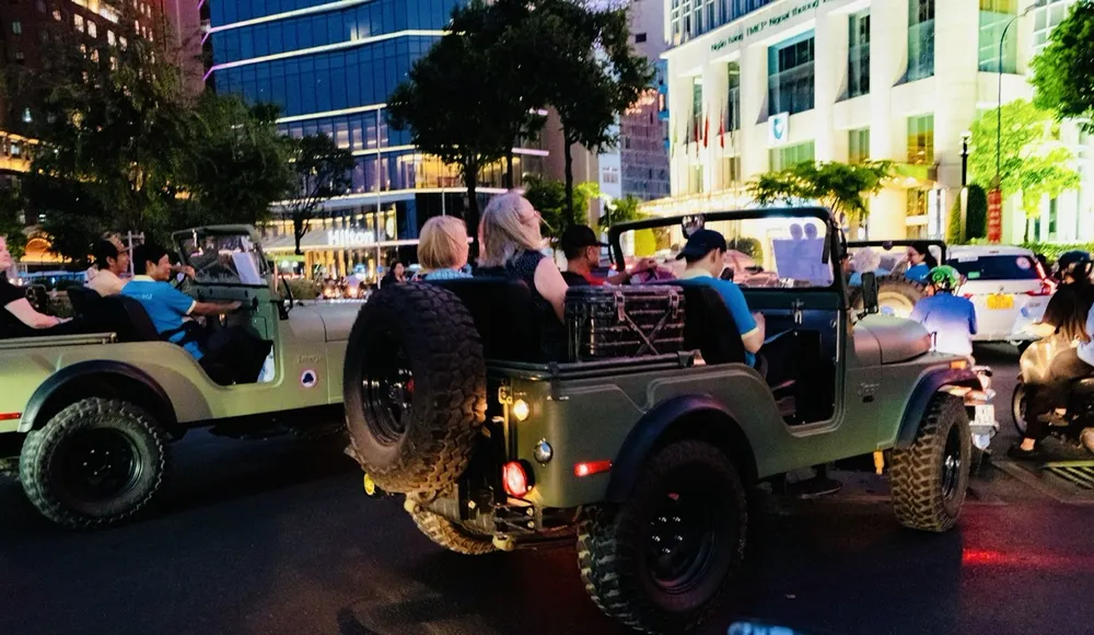 Khách quốc tế trải nghiệm tour đêm do Lữ hành Saigontourist thực hiện.jpg