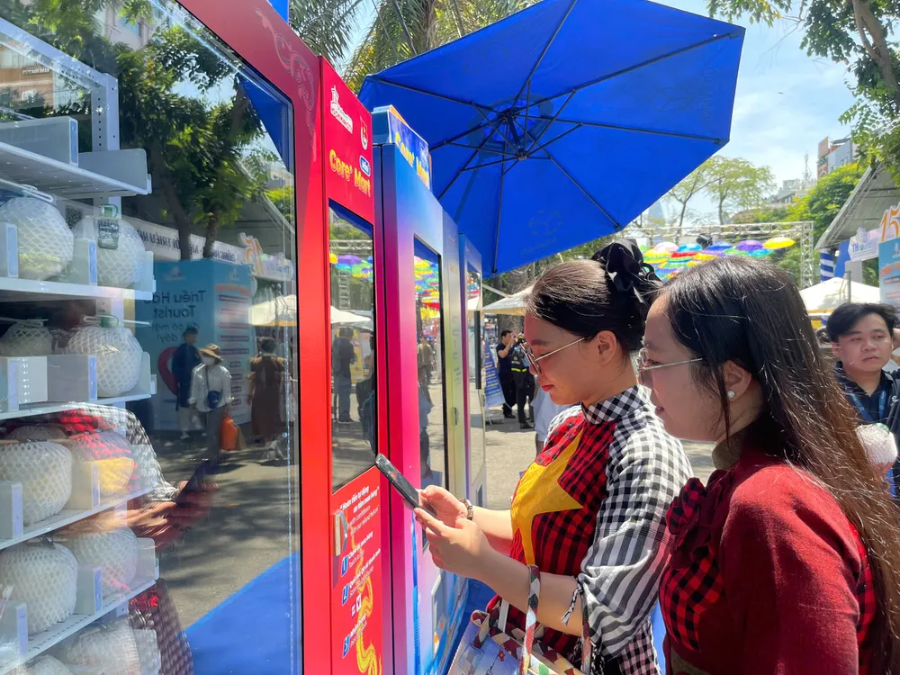 Khách trải nghiệm mua nước, tìm hiểu thông tin tour.jpg