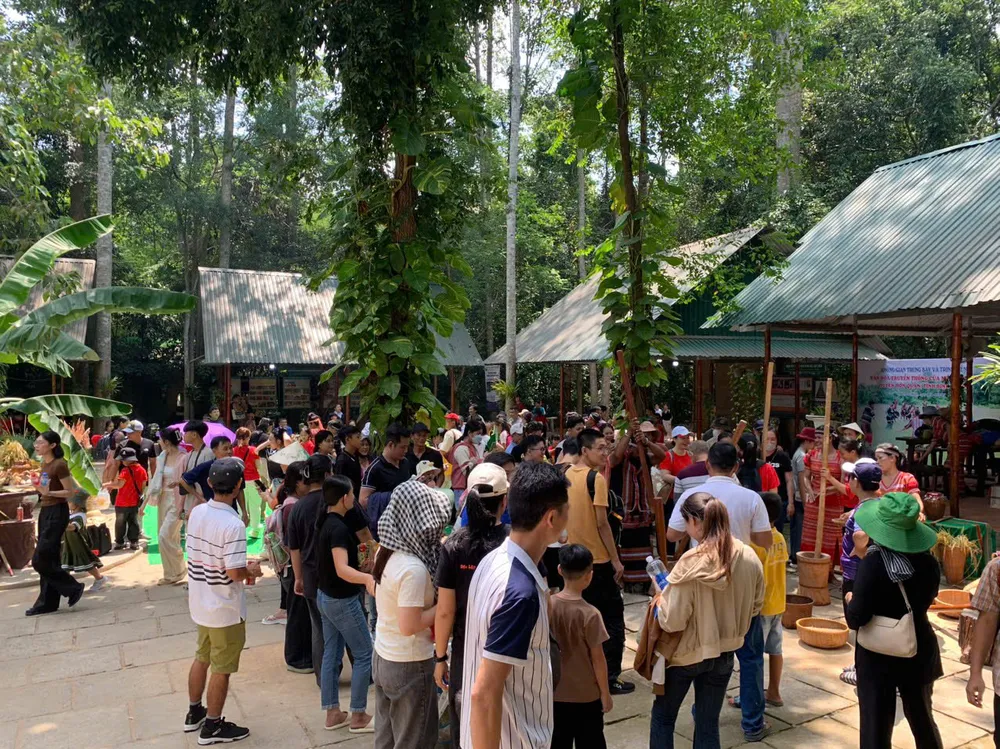 Du khách đổ về Củ Chi.jpg