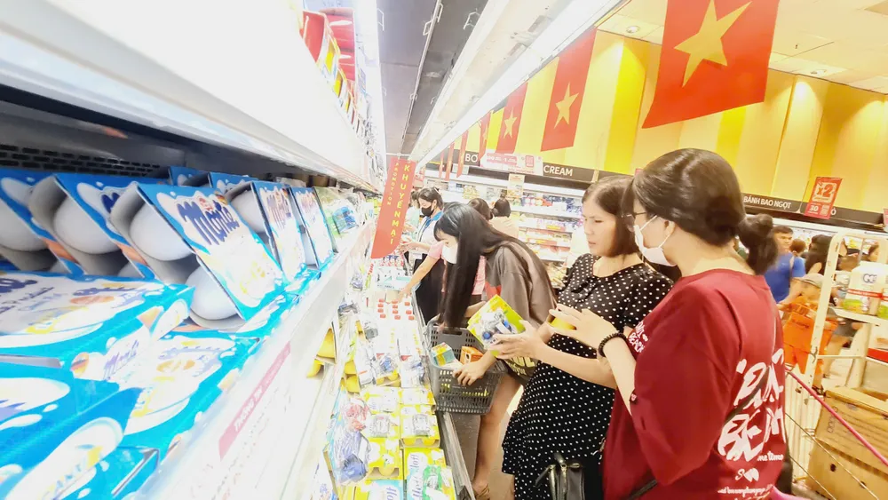 Người dân mua sắm đông nghẹt vào những ngày đầu nghỉ lễ