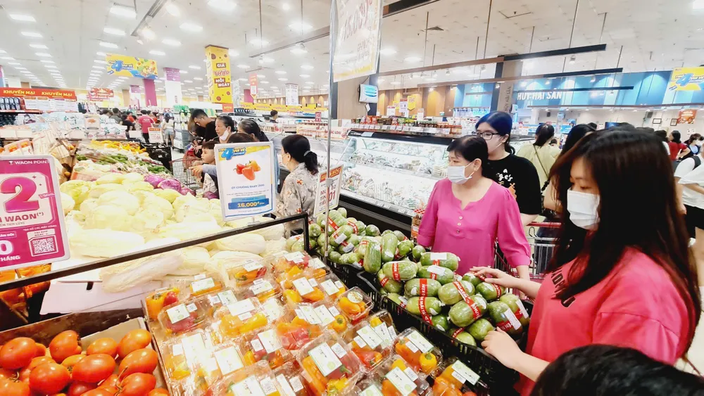 Người dân mua sắm tại AEON Mall Tân Phú ngày 1.5.jpg