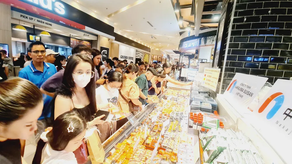 Quầy bán đồ ăn đông nghẹt khách.jpg