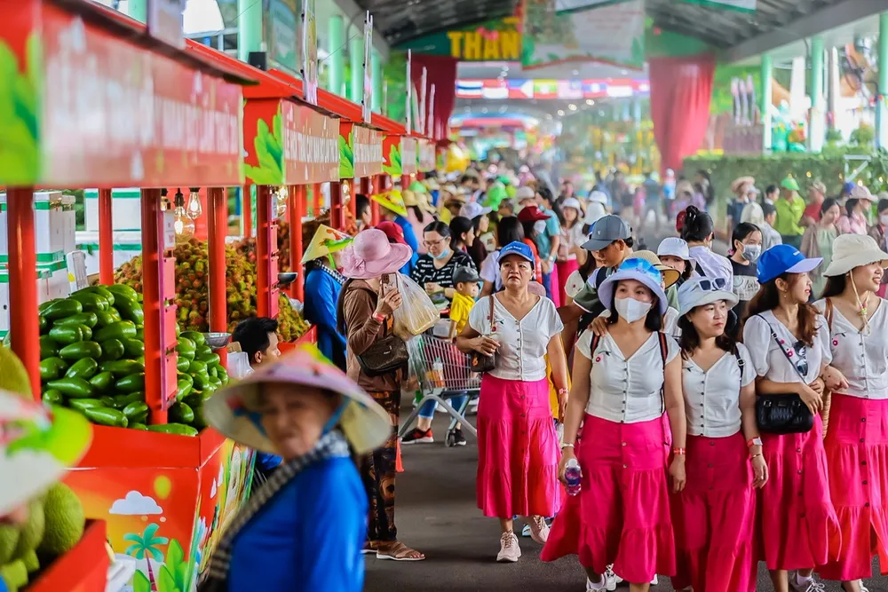 Du khách vui chơi, tham quan tại Khu du lịch Suối Tiên