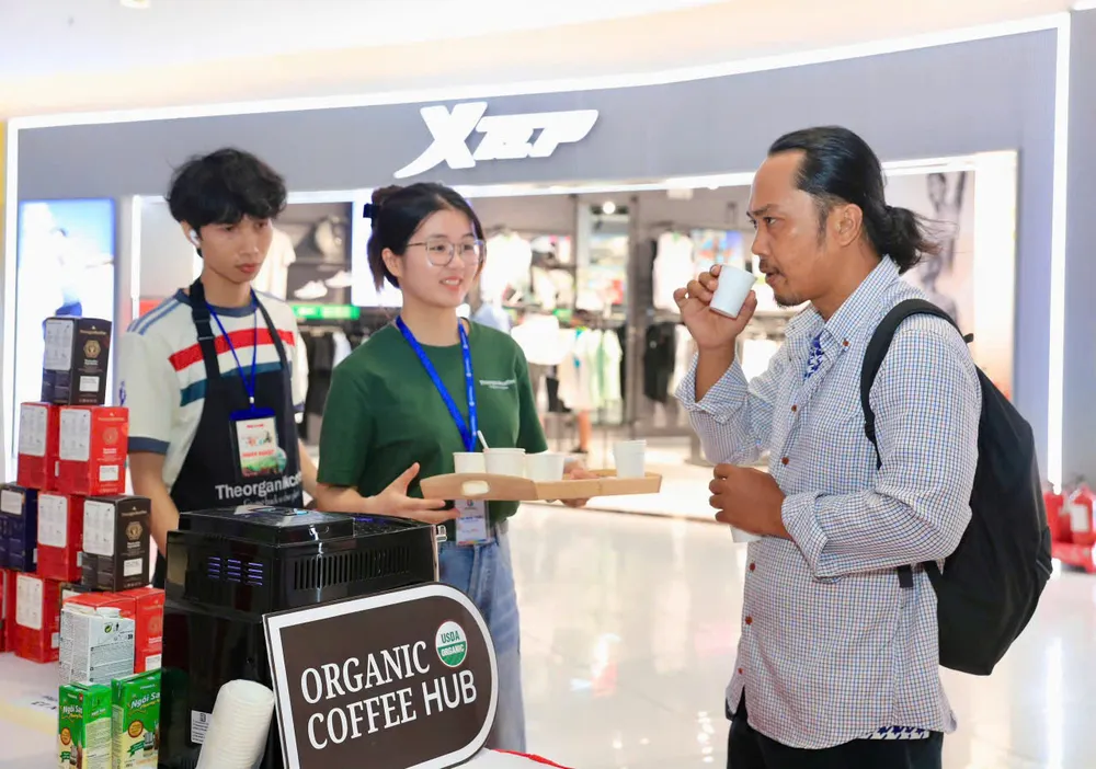 Người dân thưởng thức cà phê tại chương trình