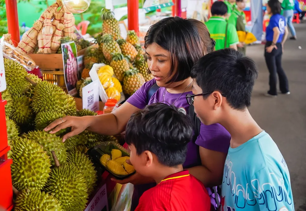 Khách hàng mua sầu riêng.jpg