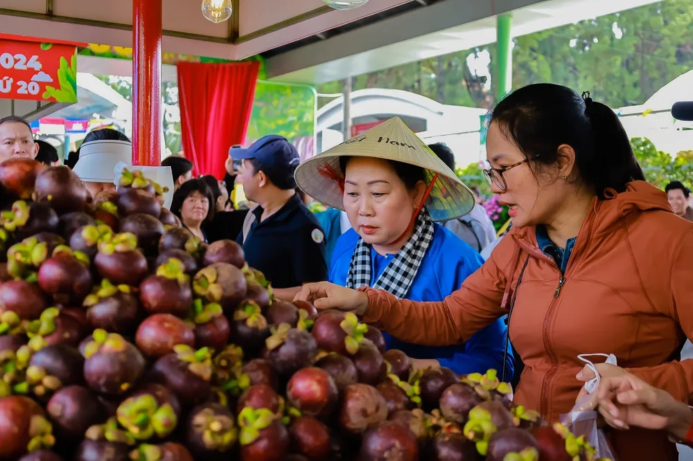 Khách chọn mua măng cụt tại Khu du lịch Suối Tiên