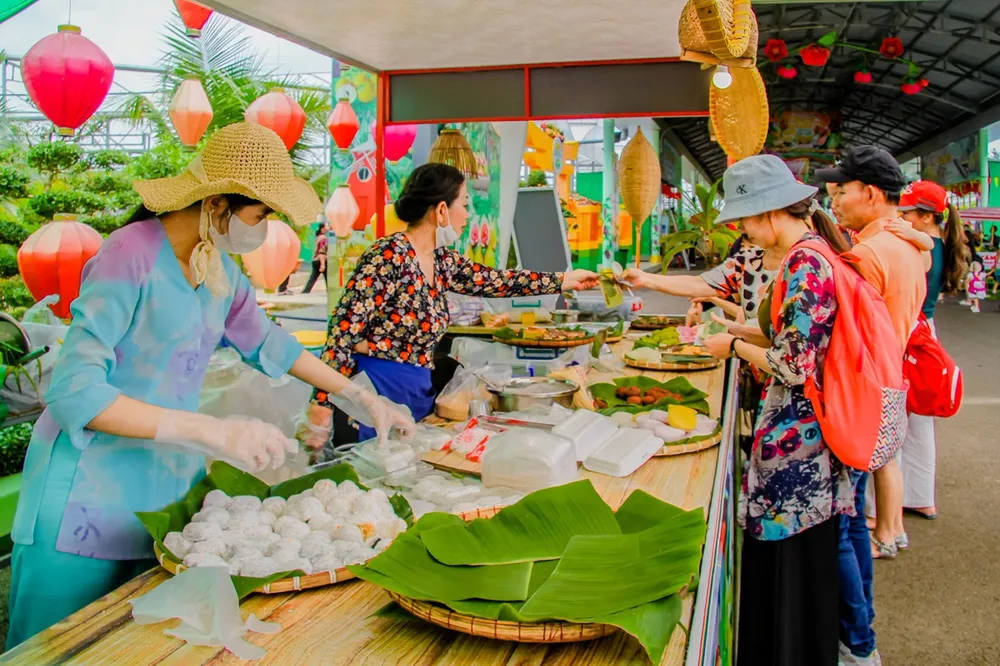 Khách tìm mua đặc sản tại Suối Tiên.jpg