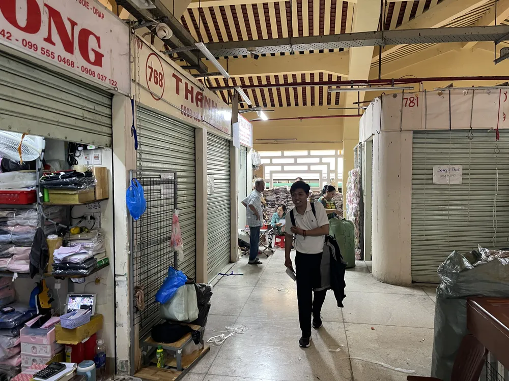 Một số sạp hàng tại chợ Bình Tây đóng cửa, treo biển cho thuê. Ảnh chuo5 chiều 6.6.jpg