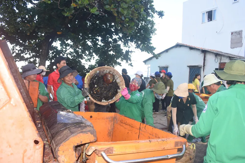 Hàng chục tấn rác đại dương đã được thu gom đưa lên bờ để xử lý theo quy định.jpg