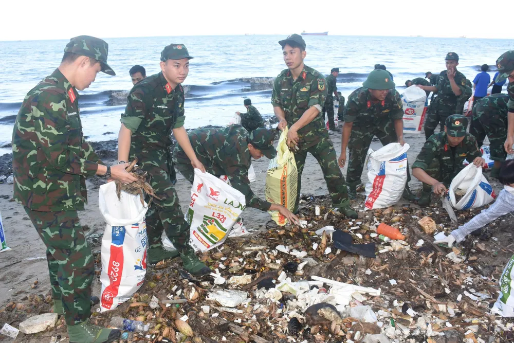Lực lượng bộ đội Bộ Tư lệnh TPHCM cũng tham gia thu gom rác làm sạch bãi biển.jpg