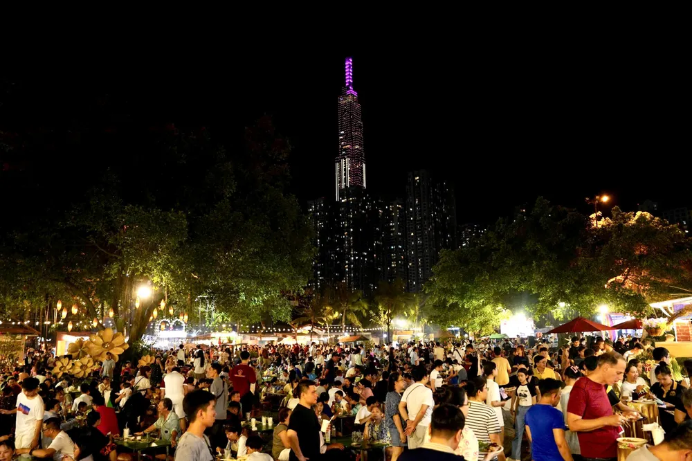 Khách vui chơi. thưởng thức ẩm thực đêm.jpg