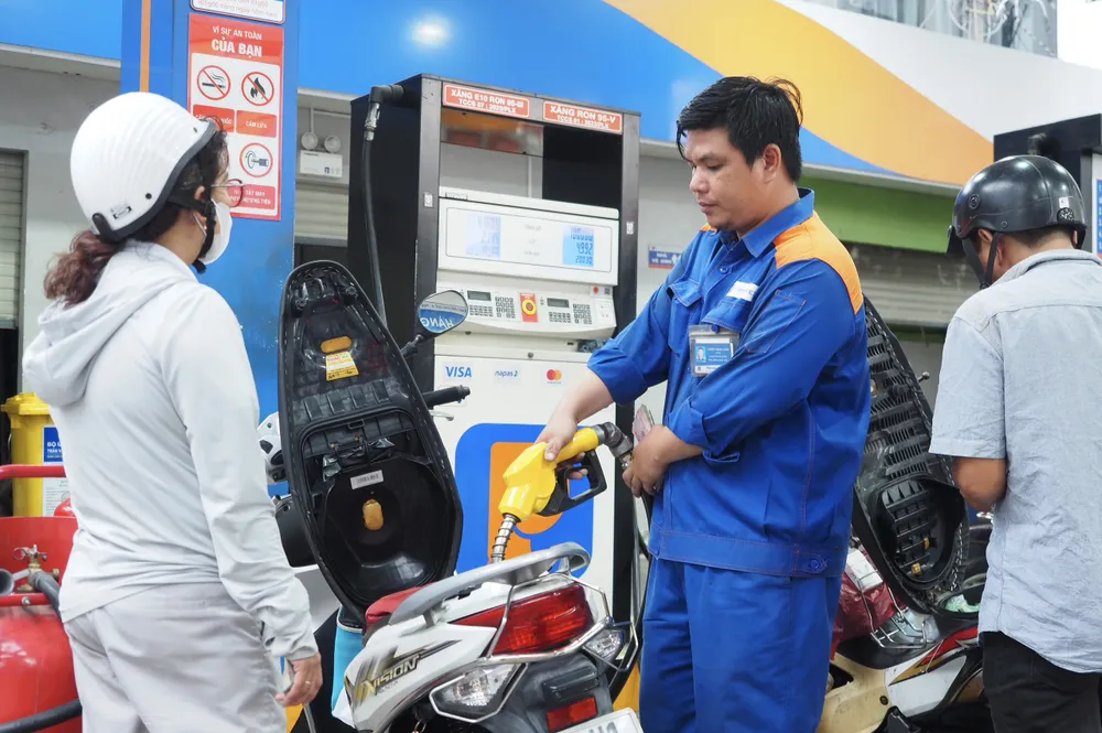 Khách đổ xăng E10 tại cây xăng Petrolimex thuộc phường Chợ Quán.jpg
