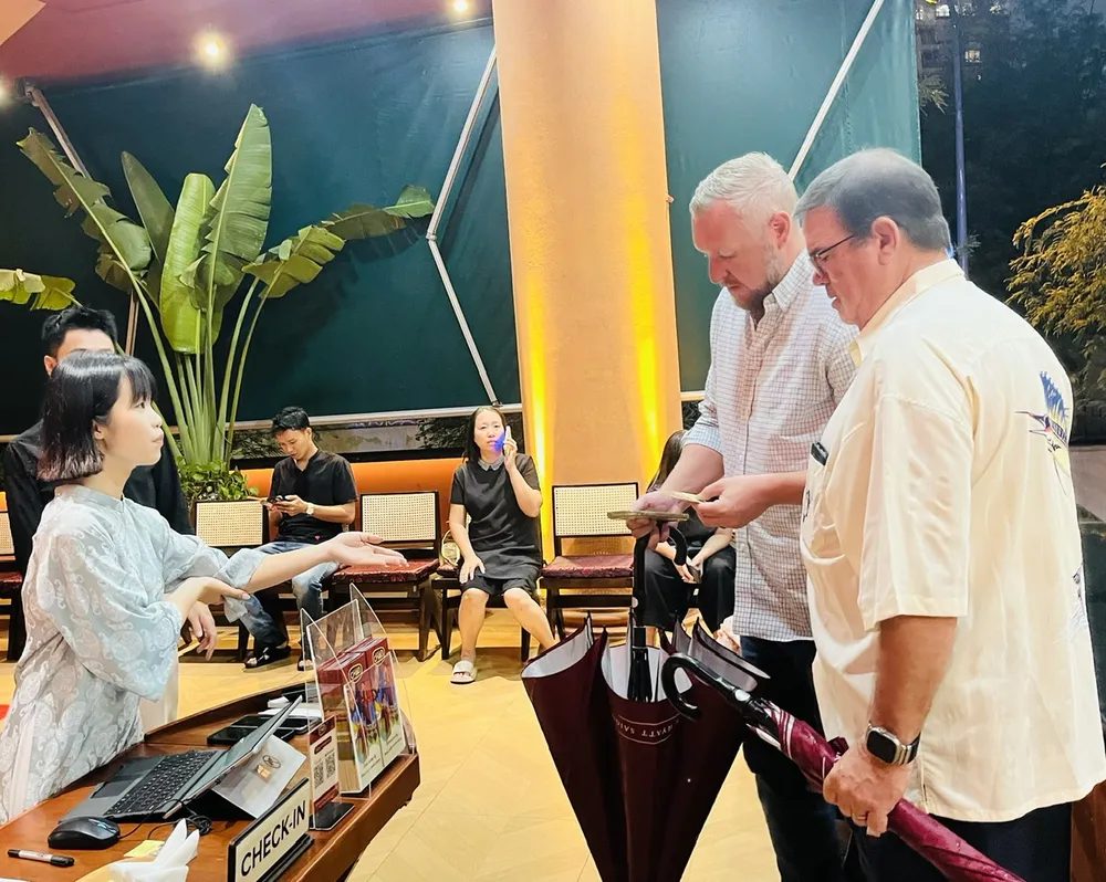 Khách quốc tế làm thủ tục vào xem Chao Show.jpg