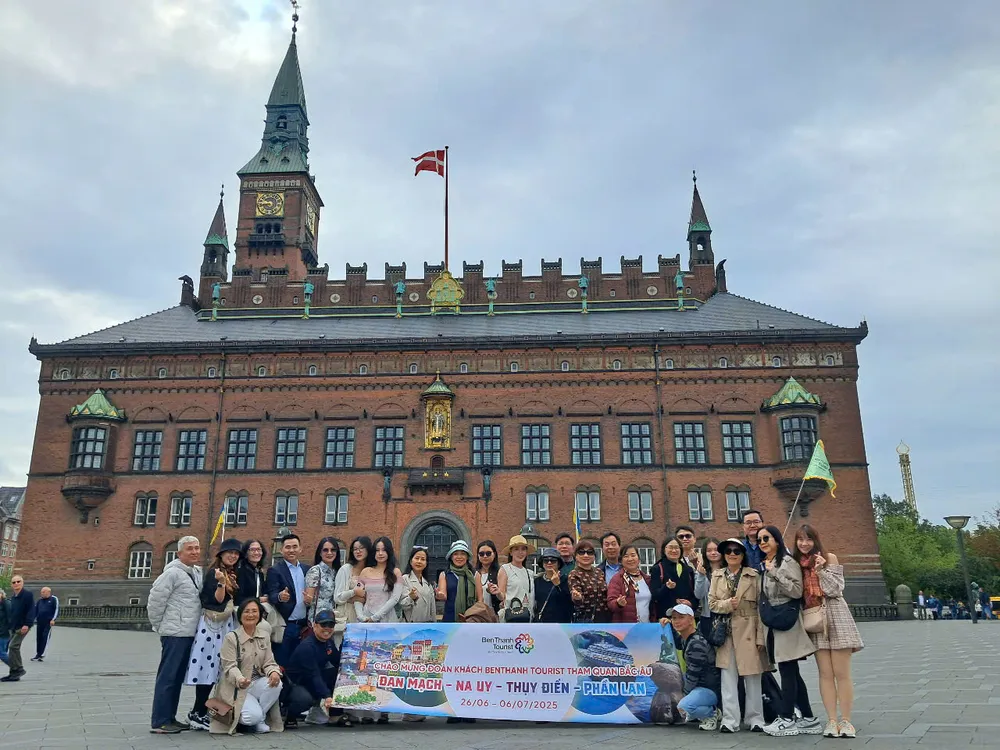 Khách Việt tham quan Bắc Âu.jpg