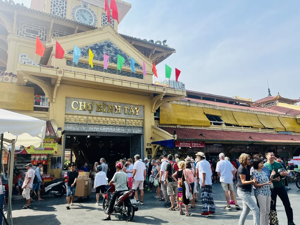 Người dân, du khách tại chợ Binh tAY.jpg