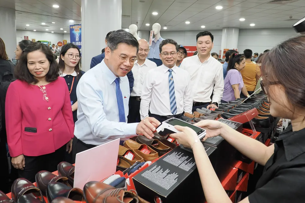 Đ.C Dung tham quan.jpg