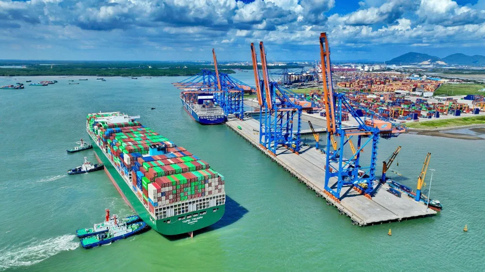 Tàu 200 ngàn DWT cập cảng Gemalink. Ảnh: Quang Vũ