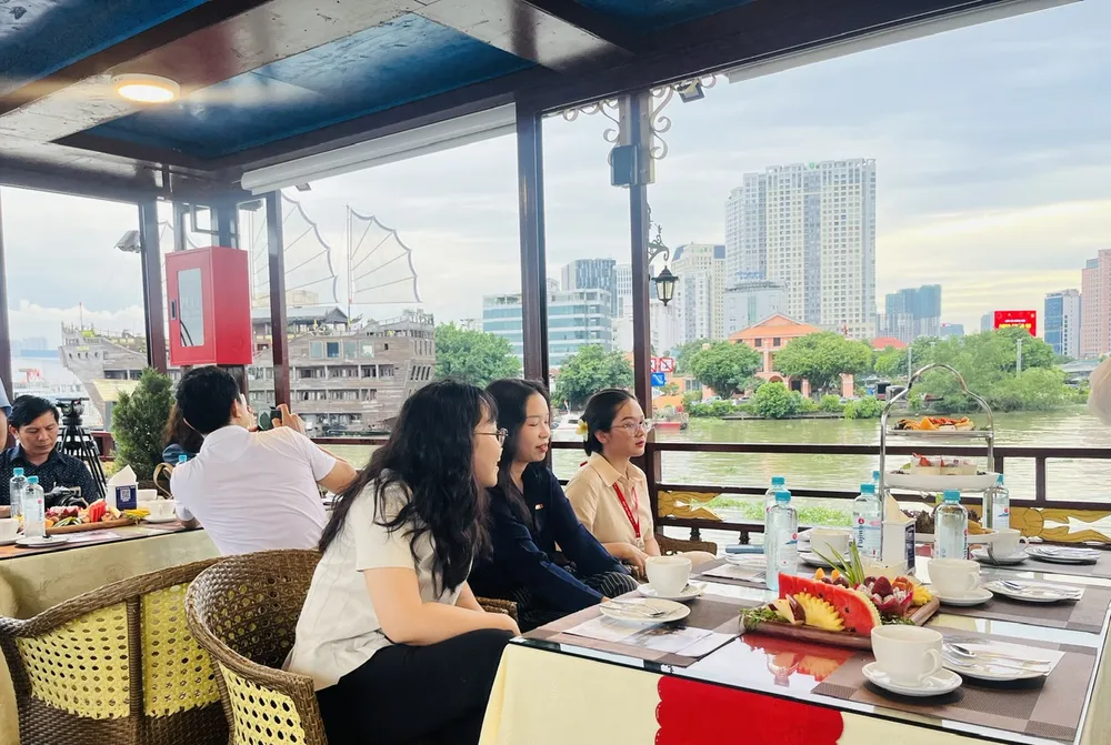 Du khách trải nghiệm tour ngắm hoàng hôn trên sông Sài Gòn....jpg