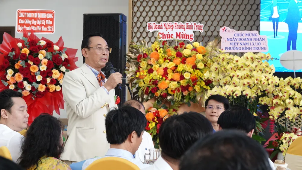 Ông Trần Văn Mười, Chủ tịch HĐQT Công ty Nhà đất Nhân Mười, phát biểu góp ý