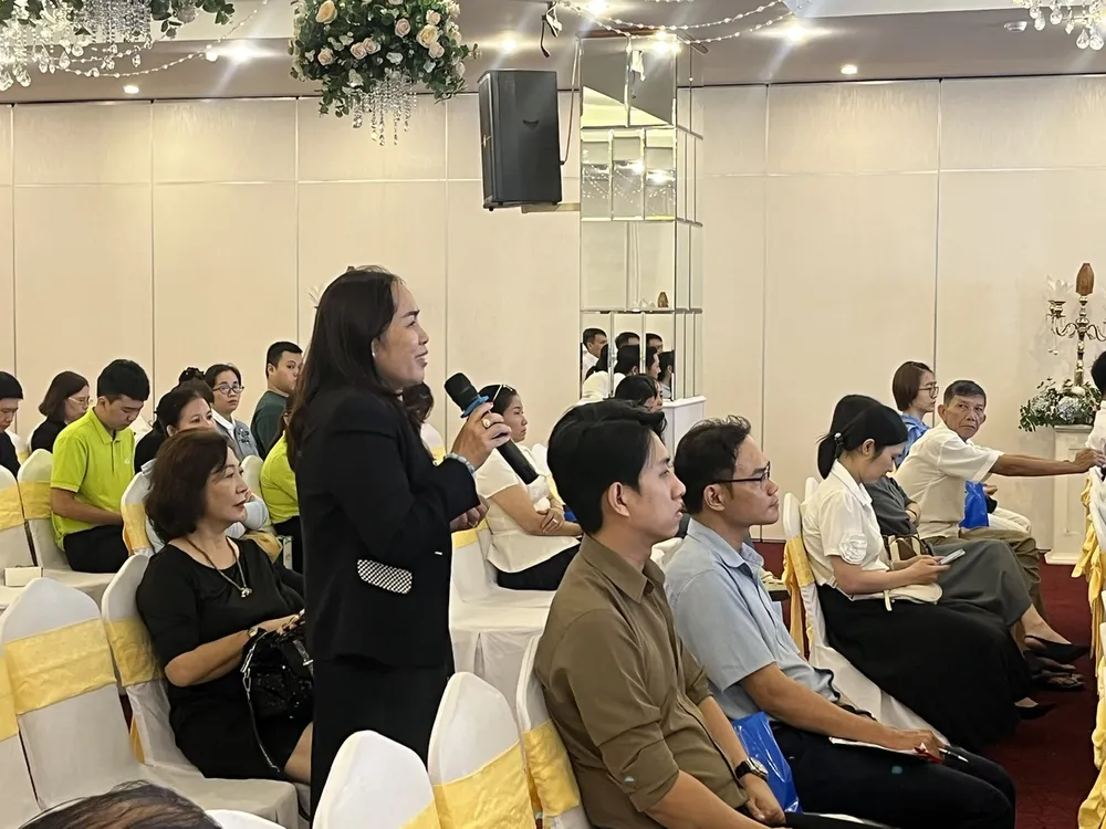 Bà Hoàng Thị Thu Hiền, Phó Tổng Giám đốc Tập đoàn APEC Global đóng góp ý kiến tại hội nghị