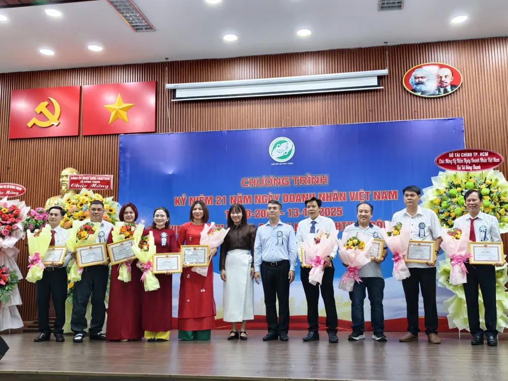 Lãnh đạo UBND xã Đông Thạnh tôn vinh các doanh nghiệp có nhiều đóng góp tích cực cho địa phương