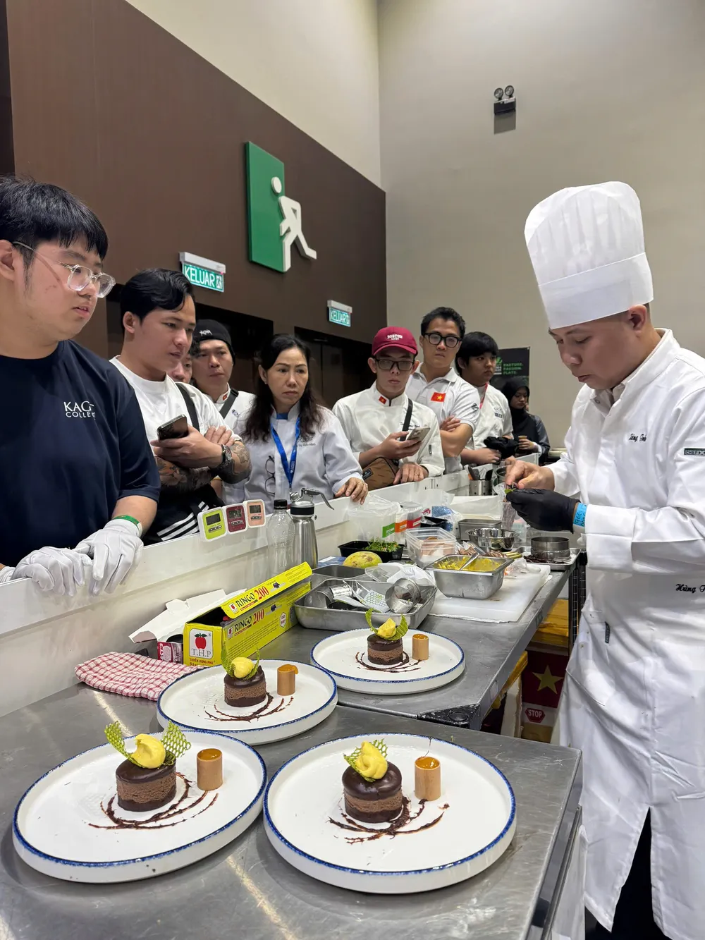 Đầu bếp Việt chế biến món ăn tại một cuộc thi quốc tế.jpg