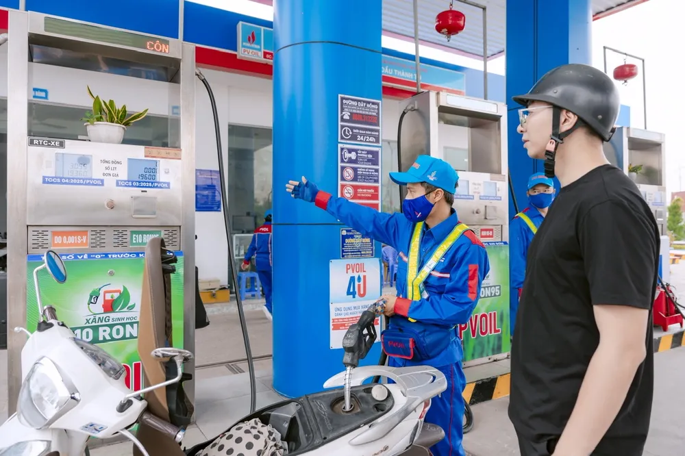 Người tiêu dùng đổ xăng E10 tại cây xăng PVOIL 