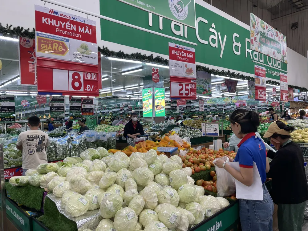 Người dân mua rau củ quả các loại tại siêu thị MM Mega Market trên địa bàn TPHCM.jpg
