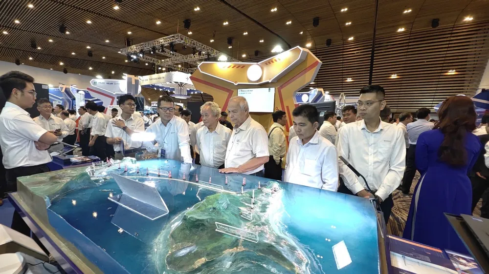 Các đại bi tham quan triển lãm.jpg