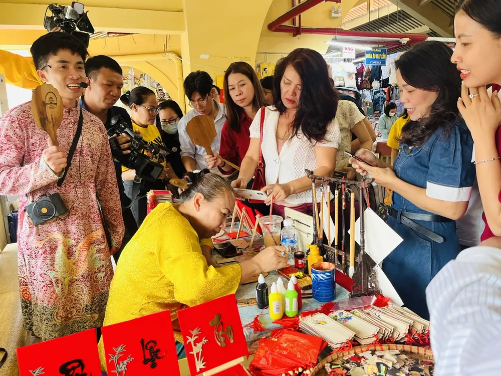 Khách tham quan chợ Bình Tây.jpg