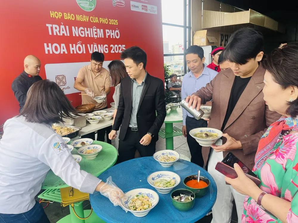Đại biểu trải nghiệm phở.jpg